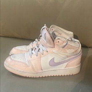 Nike Air Jordan Sneakers in Soft Pink and White
Used/in good condition